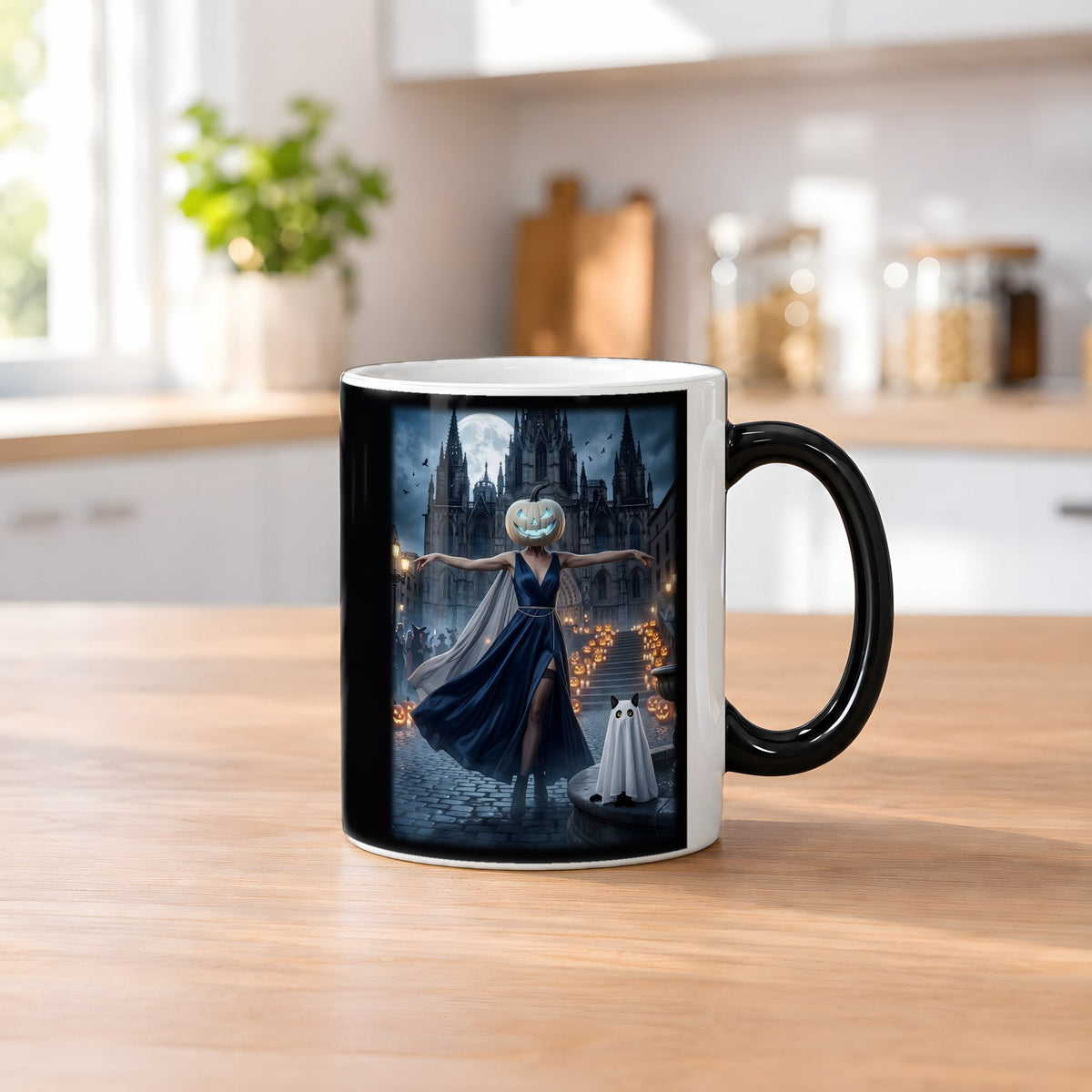 Die Nachttänzerin – Black Edition Zaubertasse mit Motiv (heiß), auf dem Küchentresen