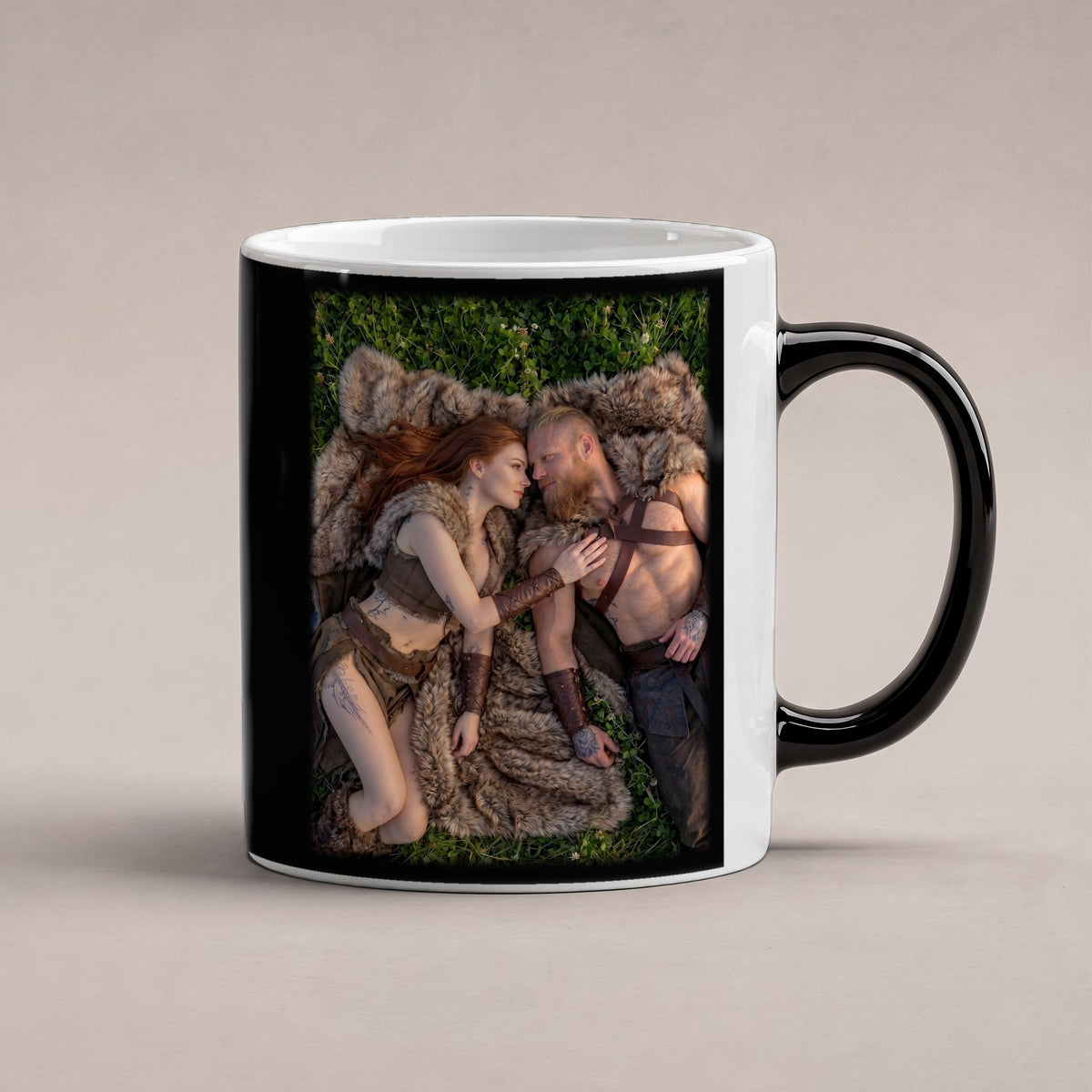 Nur wir zwei – Black Edition Zaubertasse mit Motiv (heiß), freigestellt
