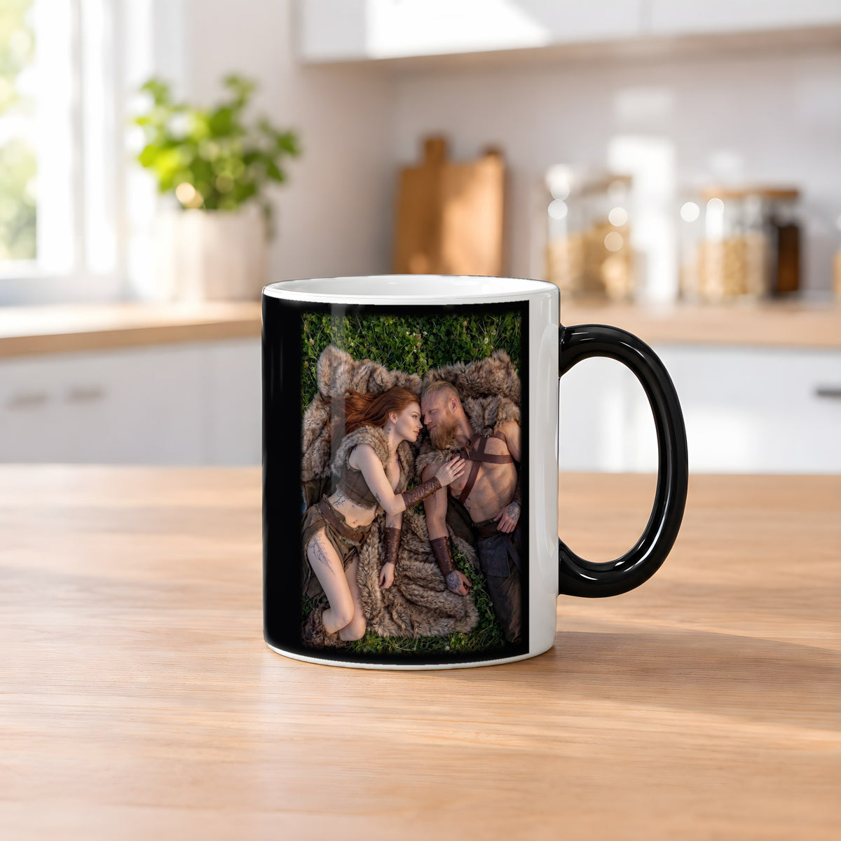 Nur wir zwei – Black Edition Zaubertasse mit Motiv (heiß), auf dem Küchentresen