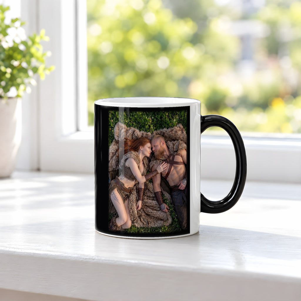 Nur wir zwei – Black Edition Zaubertasse mit Motiv (heiß), auf der Fensterbank