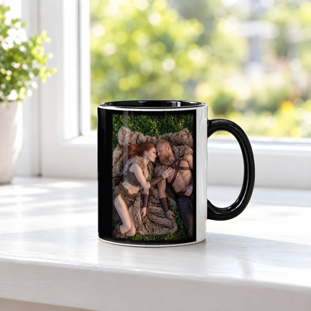 Nur wir zwei – Tasse innen schwarz, auf der Fensterbank