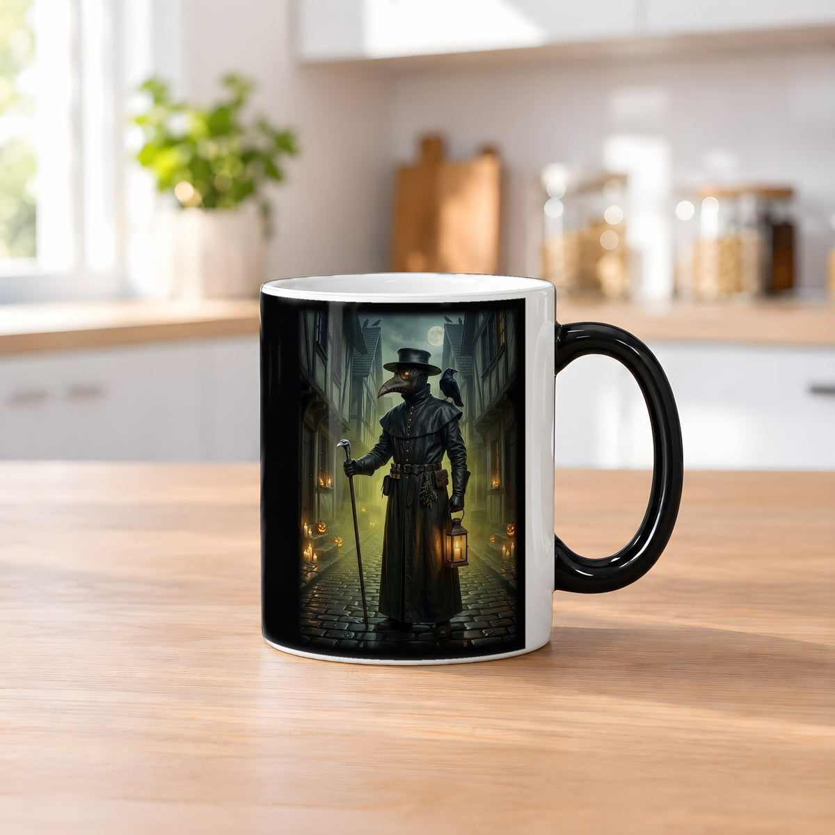 Der Pestdoktor – Black Edition Zaubertasse mit Motiv (heiß), auf dem Küchentresen