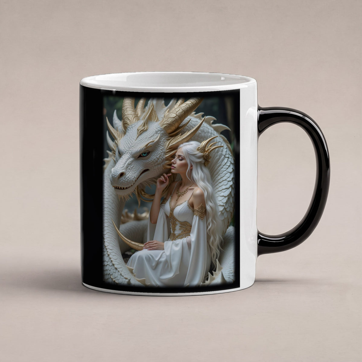 Die Perlenkönigin – Black Edition Zaubertasse mit Motiv (heiß), freigestellt