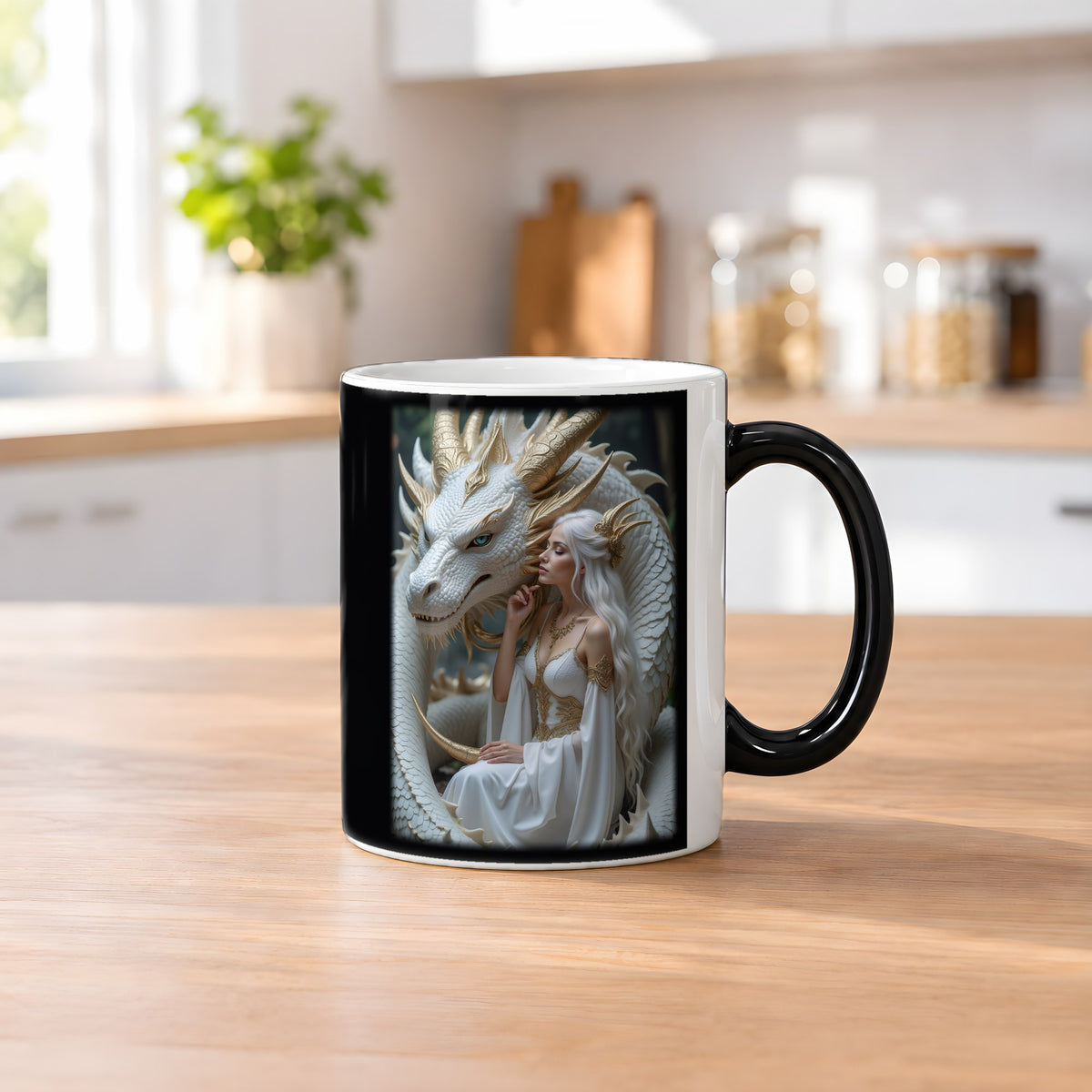 Die Perlenkönigin – Black Edition Zaubertasse mit Motiv (heiß), auf dem Küchentresen