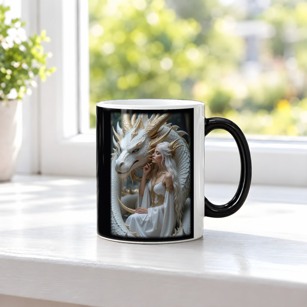 Die Perlenkönigin – Black Edition Zaubertasse mit Motiv (heiß), auf der Fensterbank