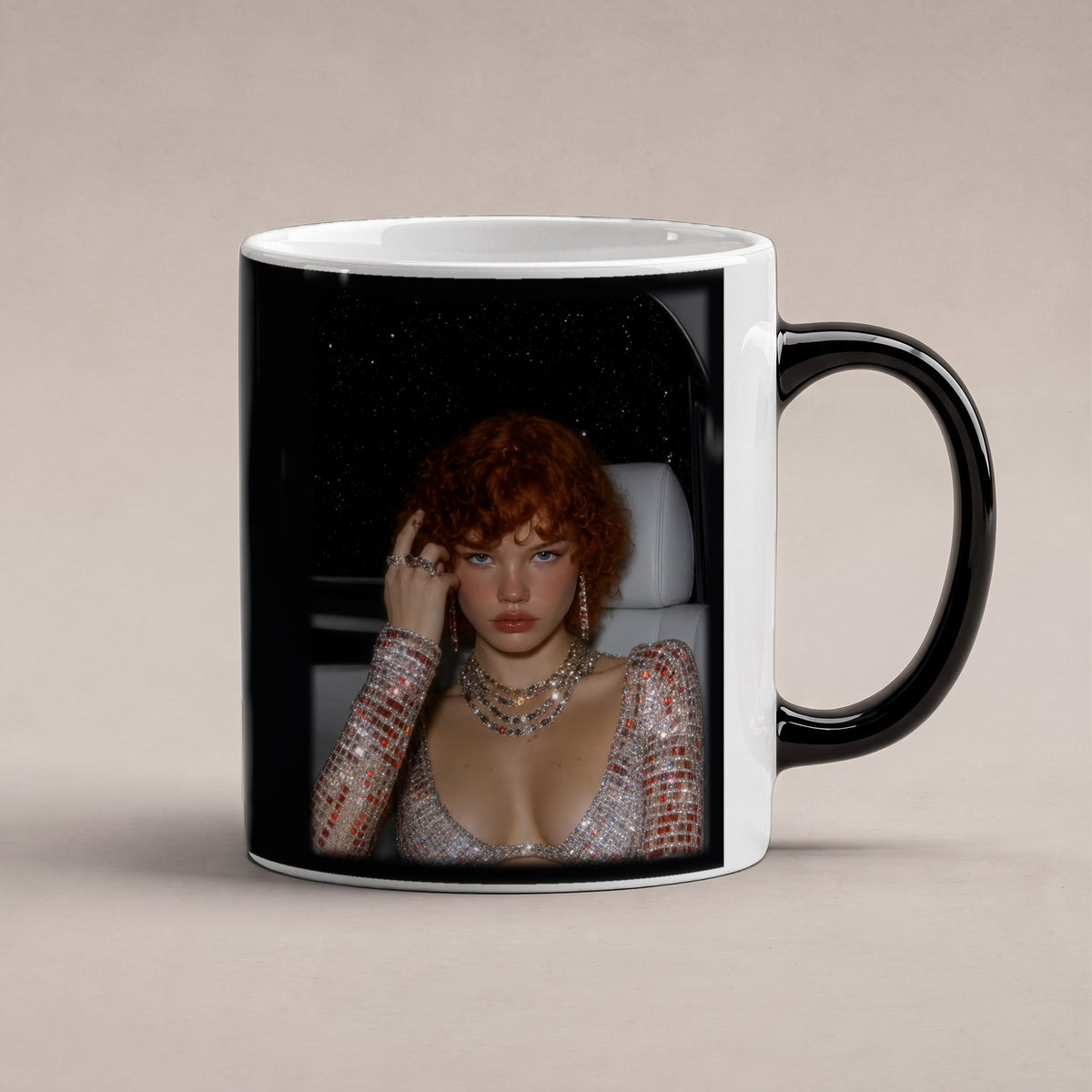 Perlmuttrausch – Black Edition Zaubertasse mit Motiv (heiß), freigestellt