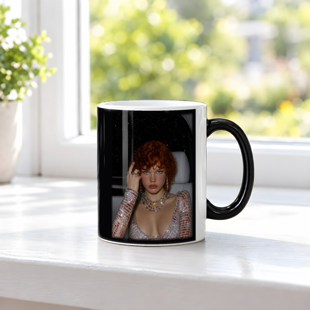 Perlmuttrausch – Black Edition Zaubertasse mit Motiv (heiß), auf der Fensterbank
