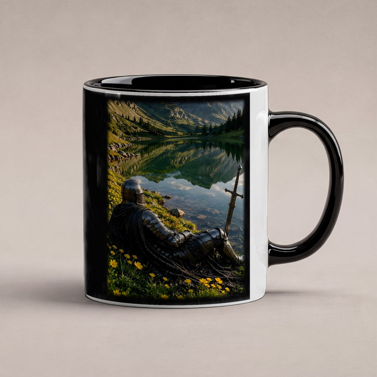 Ruhe am Bergsee – Tasse innen schwarz, freigestellt