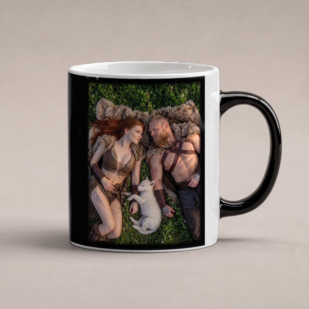 Rast im Klee – Black Edition Zaubertasse mit Motiv (heiß), freigestellt
