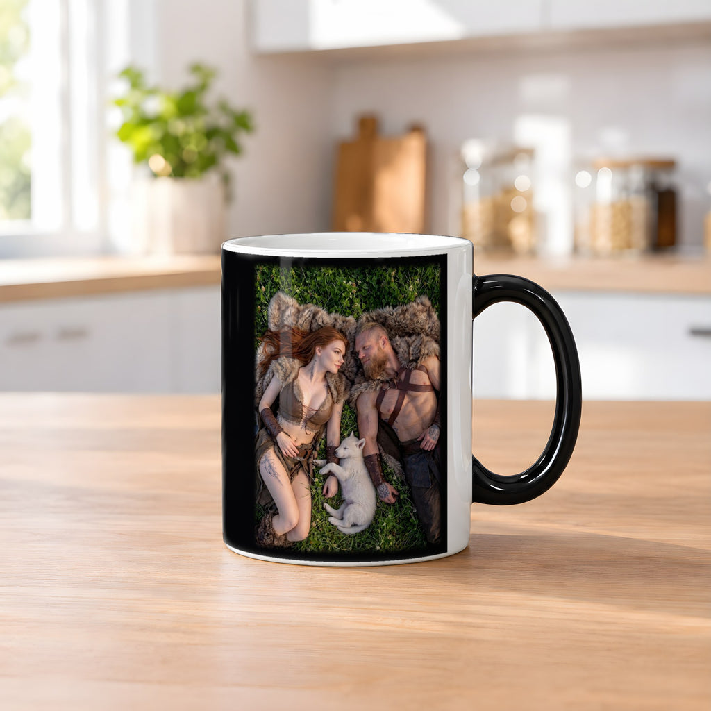 Rast im Klee – Black Edition Zaubertasse mit Motiv (heiß), auf dem Küchentresen