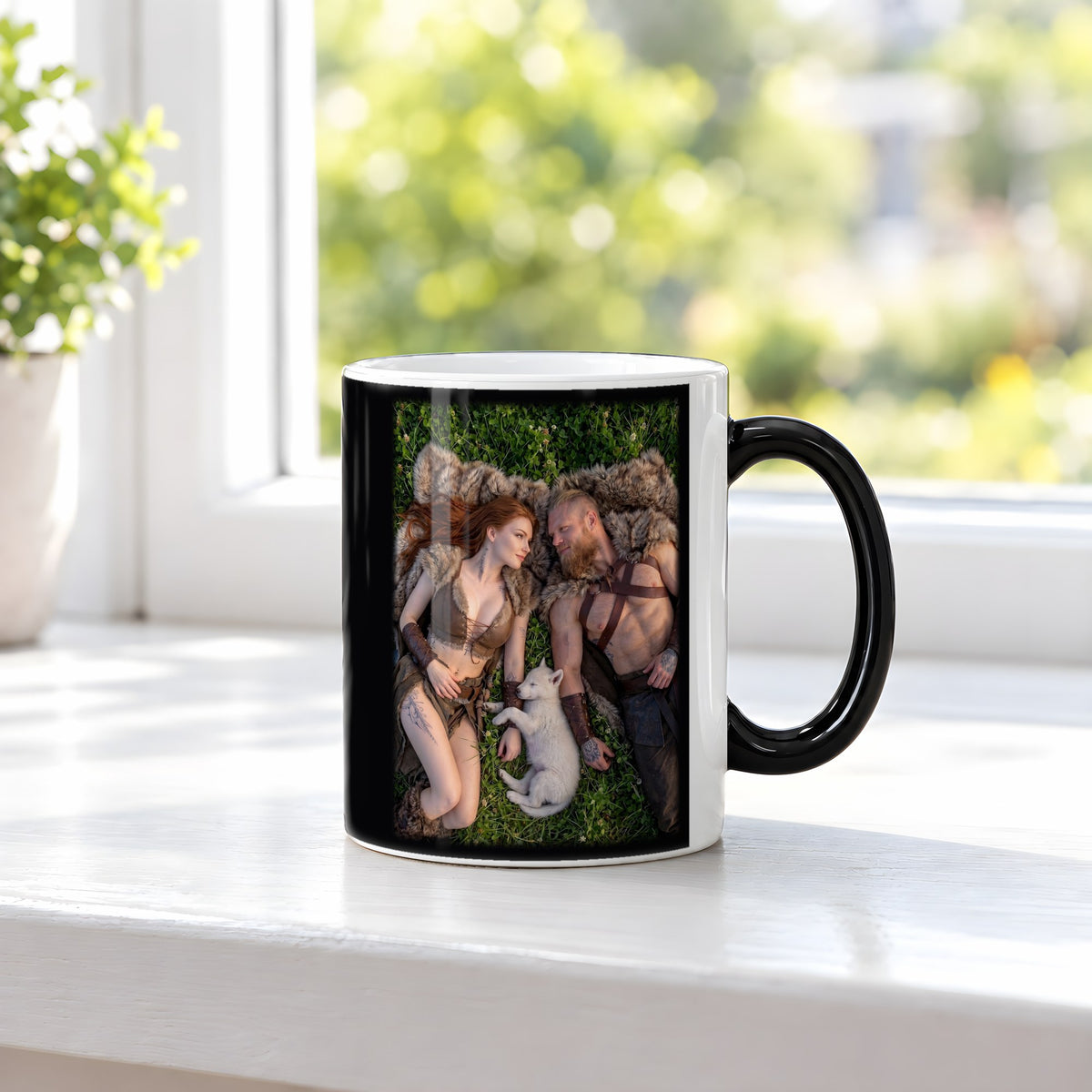 Rast im Klee – Black Edition Zaubertasse mit Motiv (heiß), auf der Fensterbank