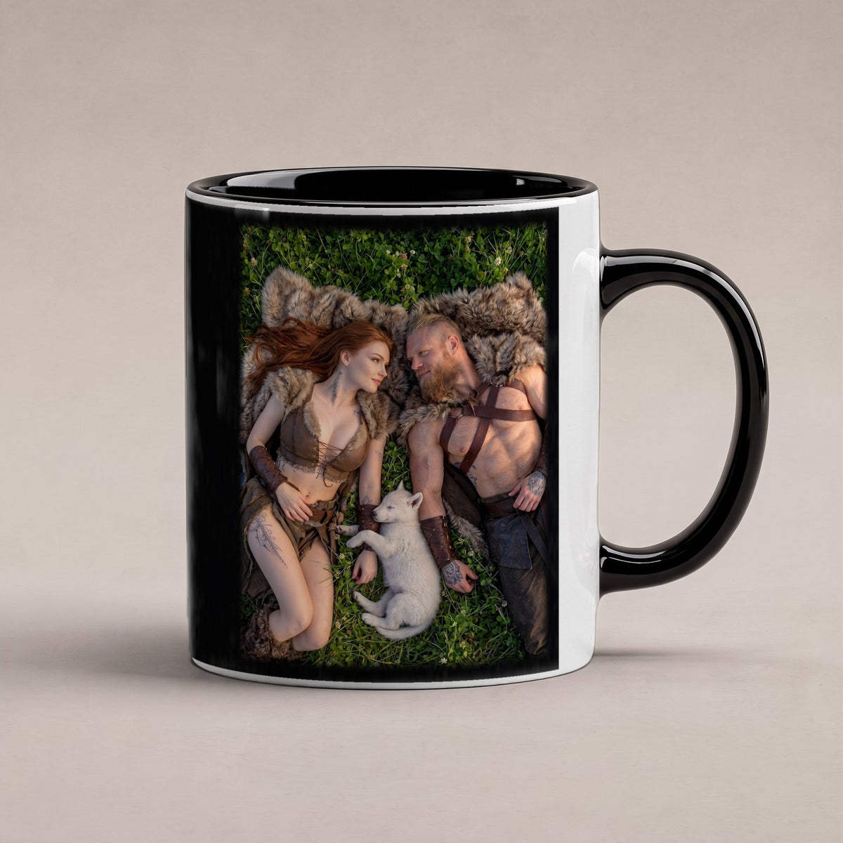 Rast im Klee – Tasse innen schwarz, freigestellt