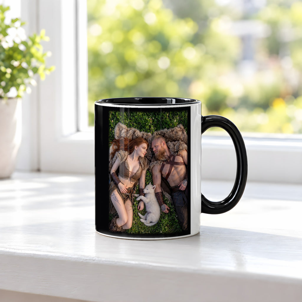 Rast im Klee – Tasse innen schwarz, auf der Fensterbank