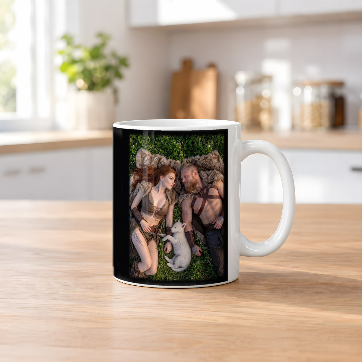 Rast im Klee – weiße Tasse, auf dem Küchentresen
