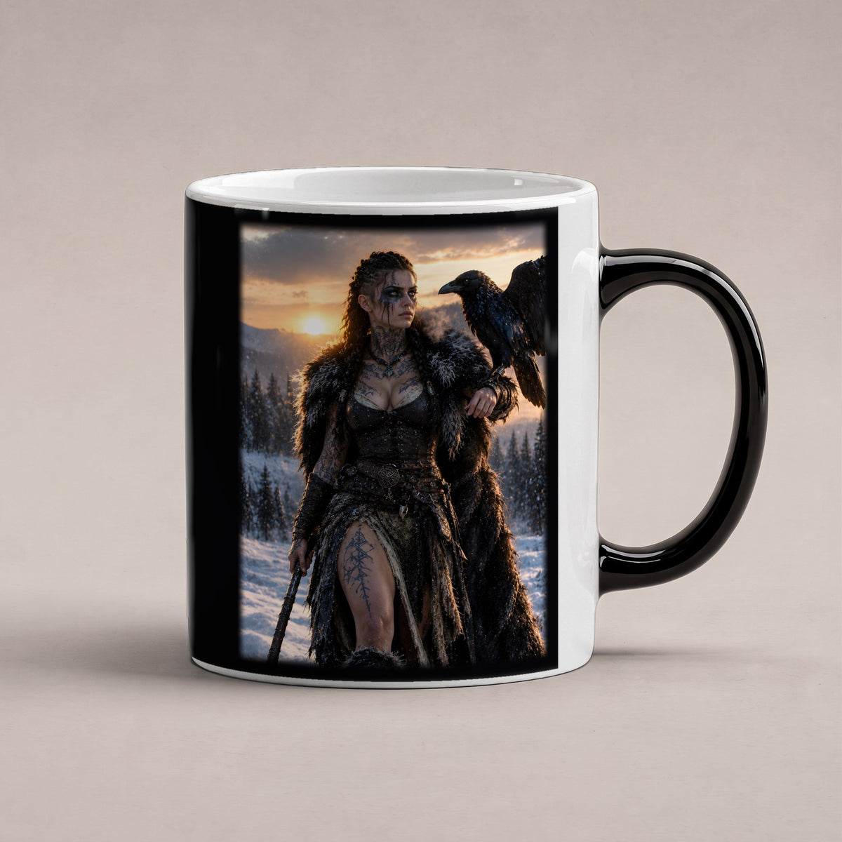 Die Rabenkriegerin – Black Edition Zaubertasse mit Motiv (heiß), freigestellt