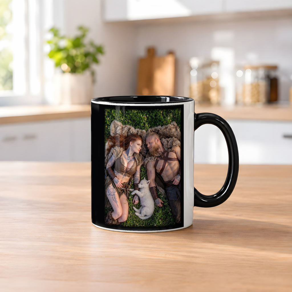 Mittagsruhe – Tasse innen schwarz, auf dem Küchentresen