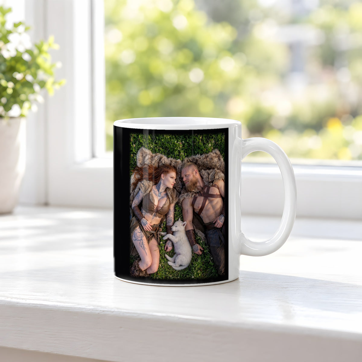 Mittagsruhe – weiße Tasse, auf der Fensterbank