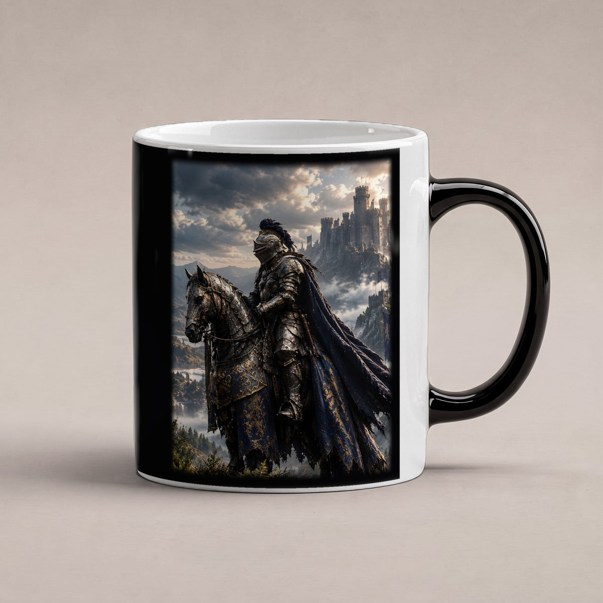 Ritt zur Nebelburg – Black Edition Zaubertasse mit Motiv (heiß), freigestellt