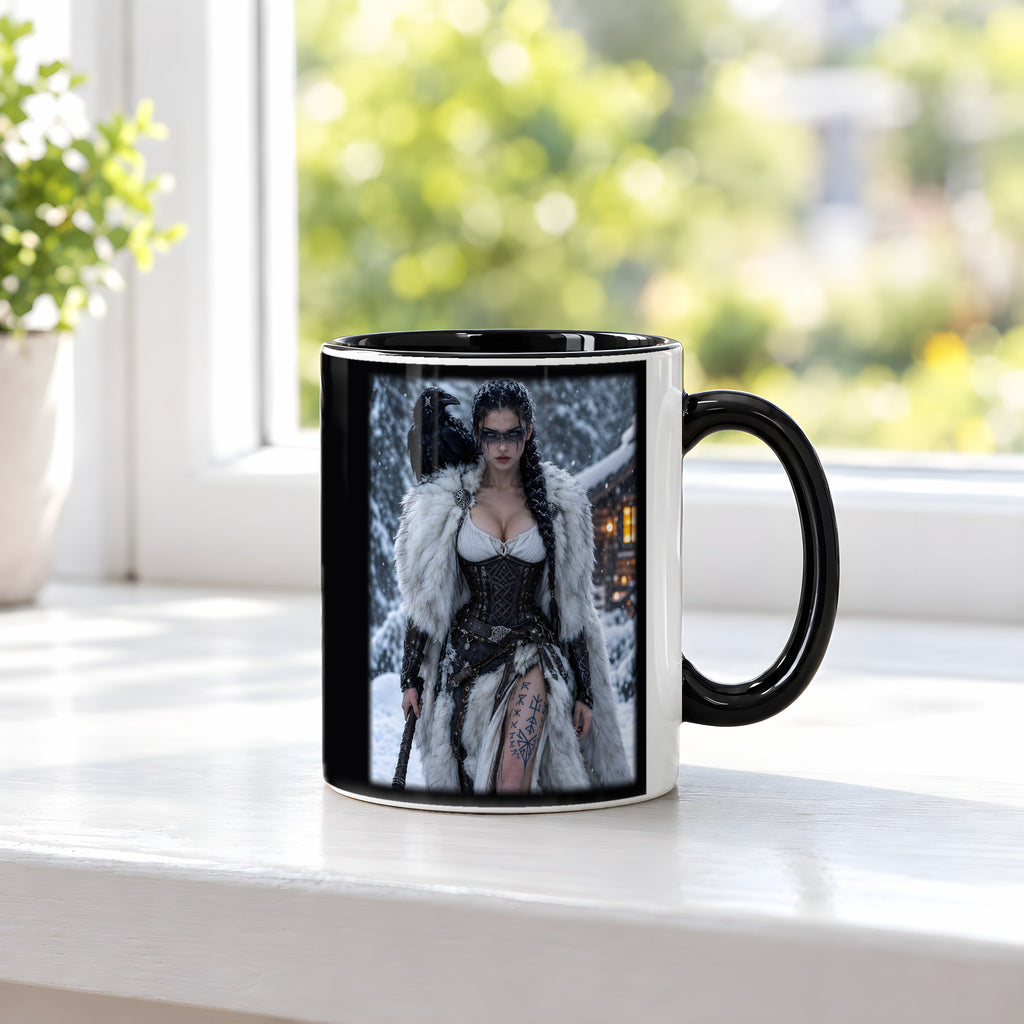 Die Rabenschildmaid – Tasse innen schwarz, auf der Fensterbank