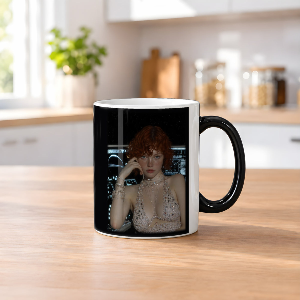 Rubinrausch – Black Edition Zaubertasse mit Motiv (heiß), auf dem Küchentresen