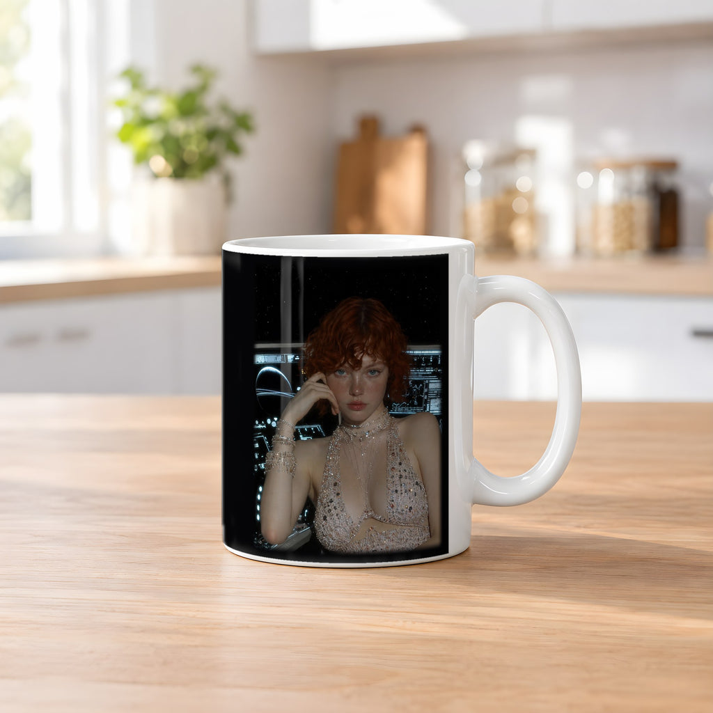 Rubinrausch – weiße Tasse, auf dem Küchentresen