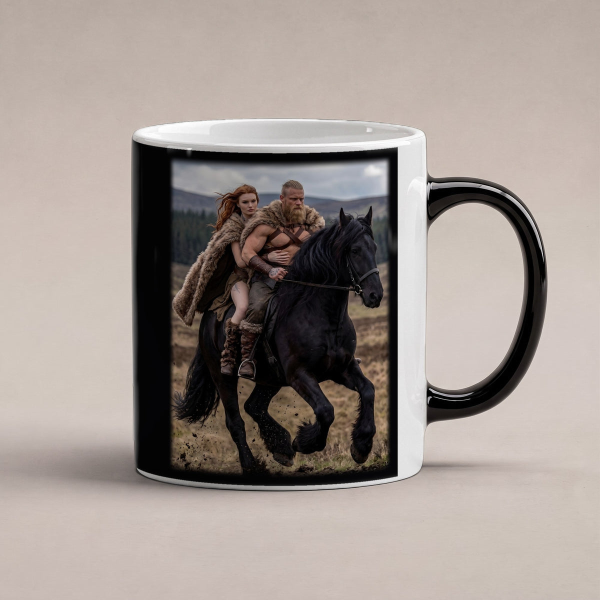 Ritt über die Heide – Black Edition Zaubertasse mit Motiv (heiß), freigestellt