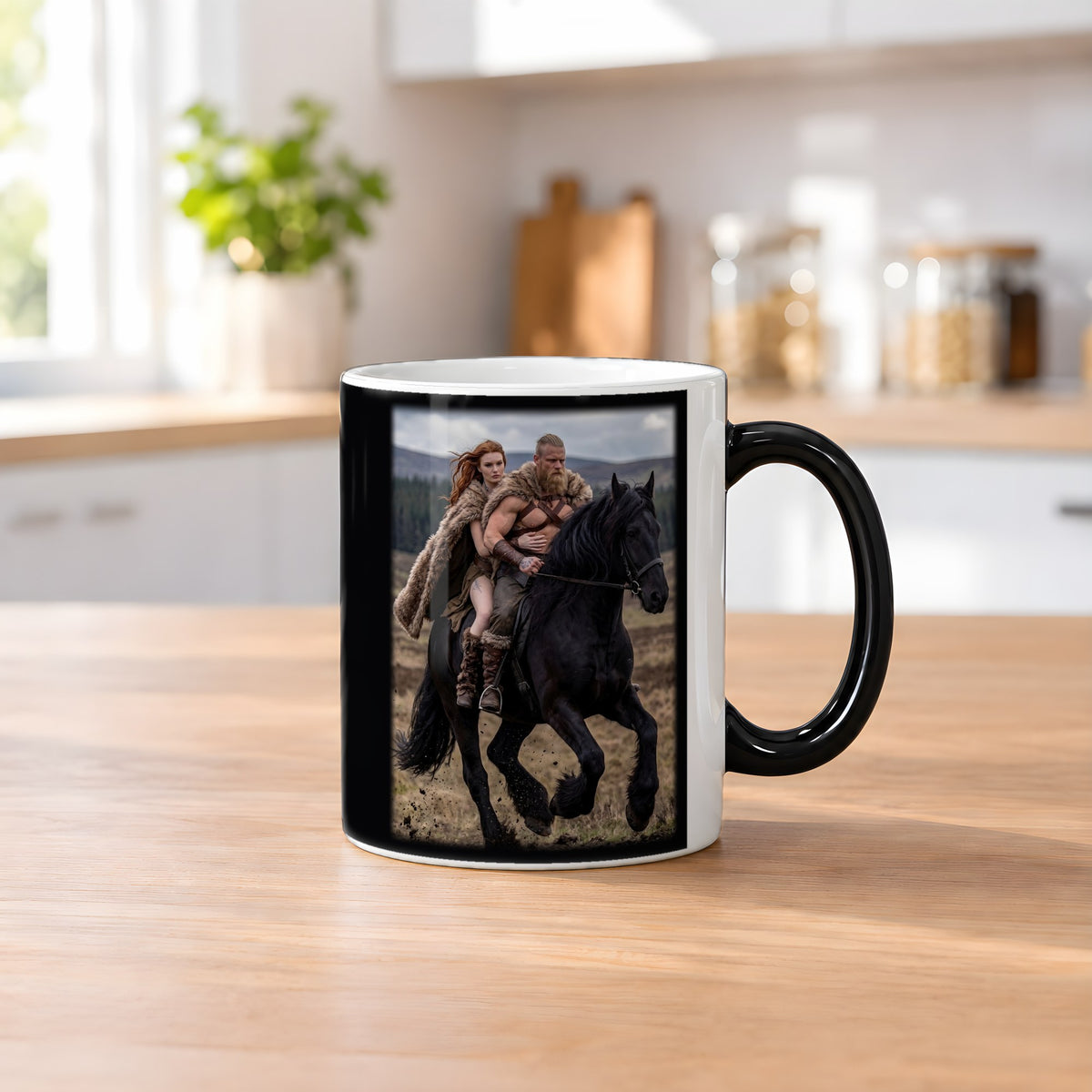 Ritt über die Heide – Black Edition Zaubertasse mit Motiv (heiß), auf dem Küchentresen