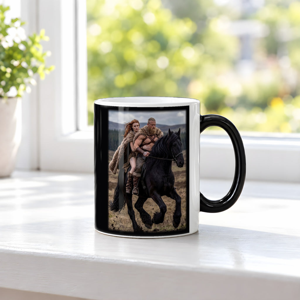 Ritt über die Heide – Black Edition Zaubertasse mit Motiv (heiß), auf der Fensterbank