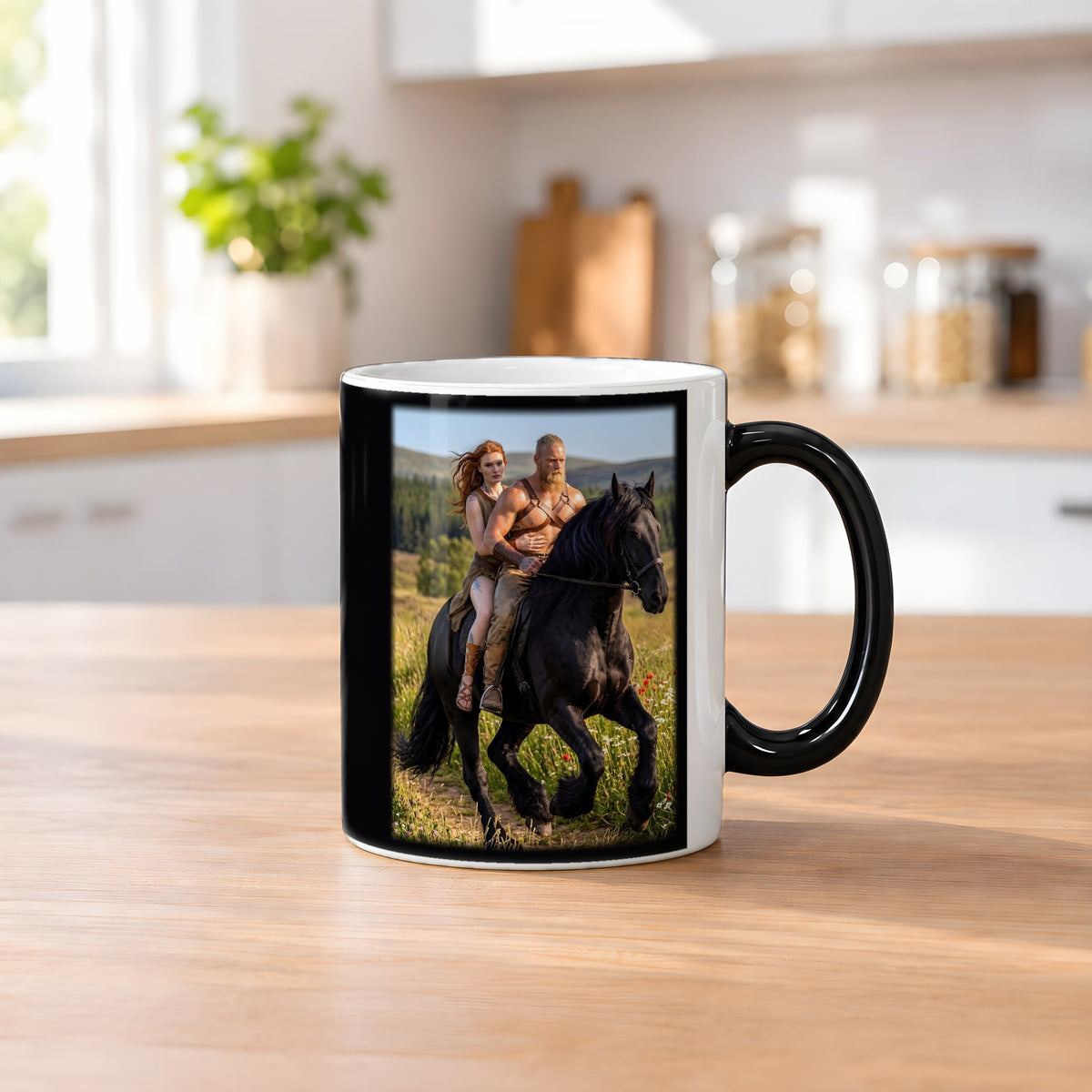 Sommerritt – Black Edition Zaubertasse mit Motiv (heiß), auf dem Küchentresen