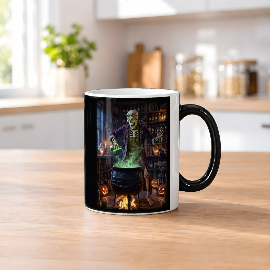 Der Alchemist – Black Edition Zaubertasse mit Motiv (heiß), auf dem Küchentresen