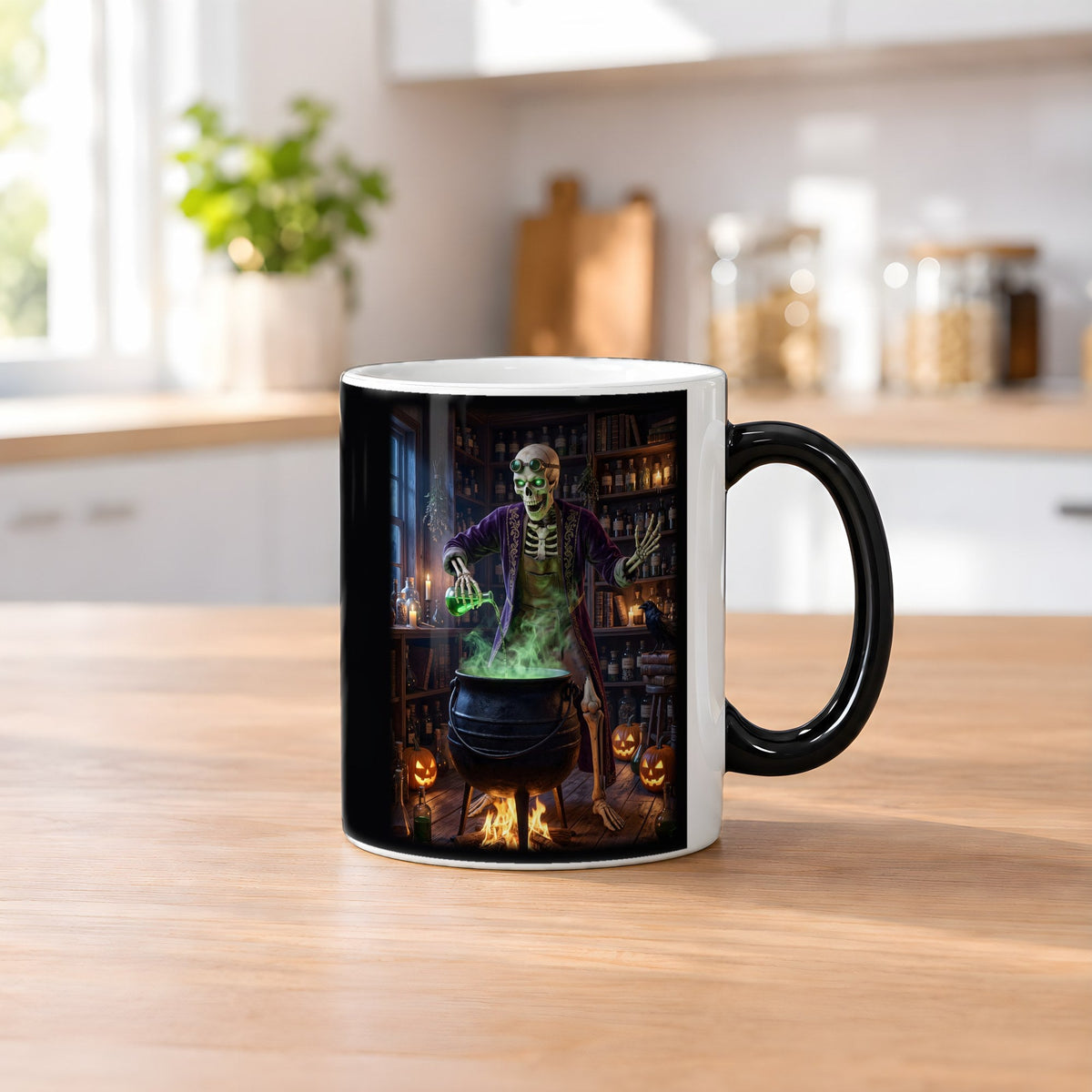 Der Alchemist – Black Edition Zaubertasse mit Motiv (heiß), auf dem Küchentresen