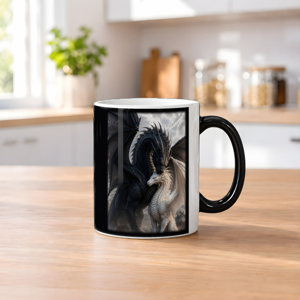 Der Seelenbund – Black Edition Zaubertasse mit Motiv (heiß), auf dem Küchentresen