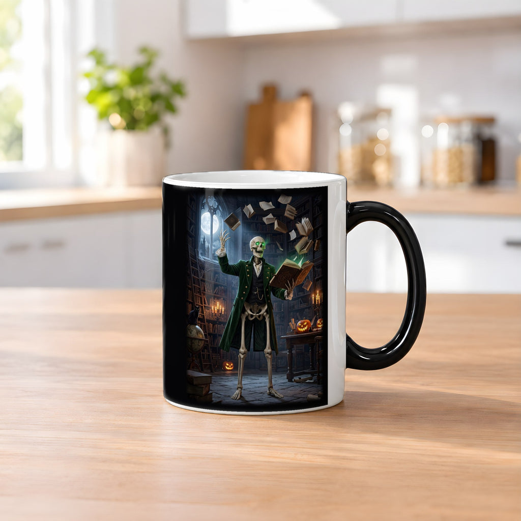 Der Bibliothekar – Black Edition Zaubertasse mit Motiv (heiß), auf dem Küchentresen
