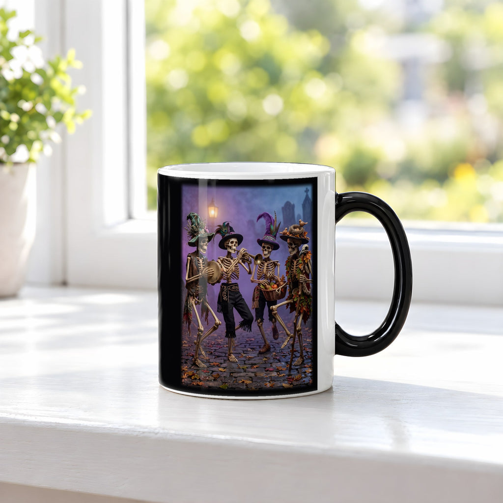 Die Knochenkapelle – Black Edition Zaubertasse mit Motiv (heiß), auf der Fensterbank