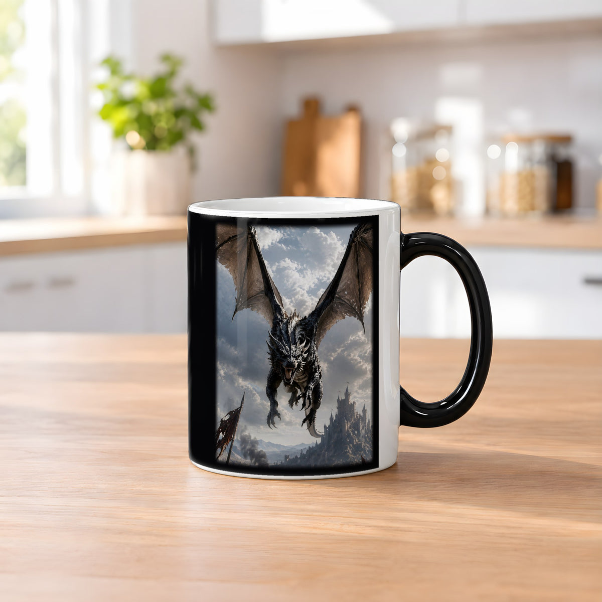 Der Schattenflug – Black Edition Zaubertasse mit Motiv (heiß), auf dem Küchentresen