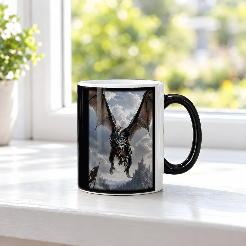 Der Schattenflug – Black Edition Zaubertasse mit Motiv (heiß), auf der Fensterbank