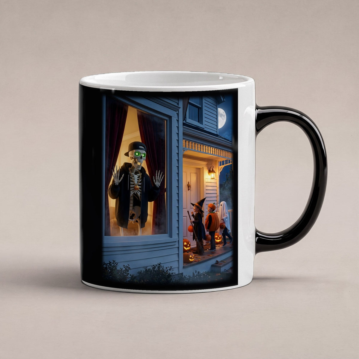 Der Fenstergast – Black Edition Zaubertasse mit Motiv (heiß), freigestellt