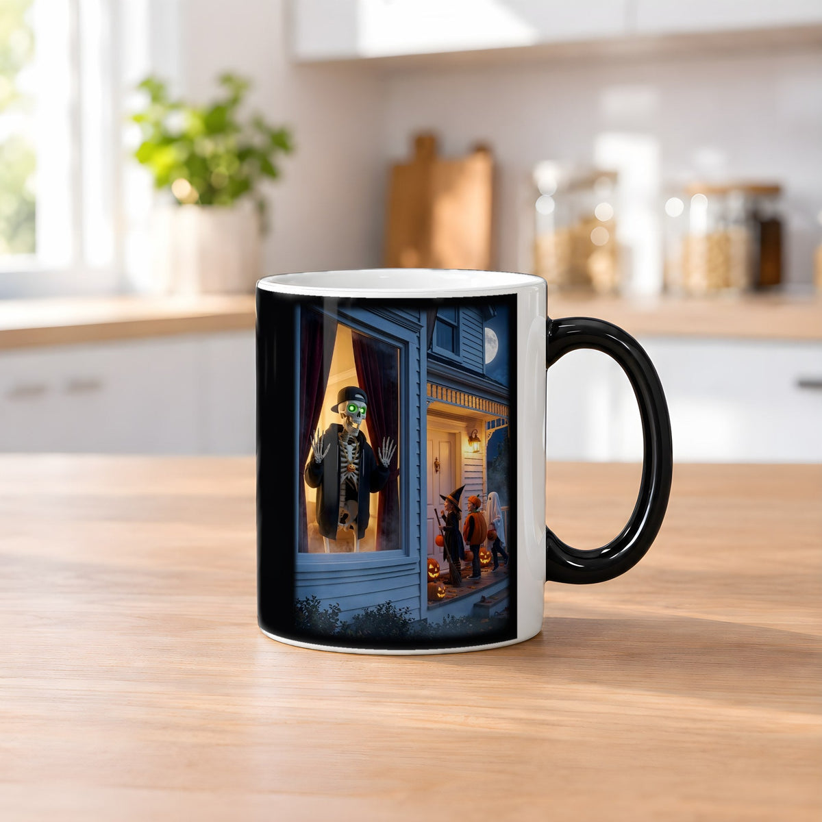 Der Fenstergast – Black Edition Zaubertasse mit Motiv (heiß), auf dem Küchentresen