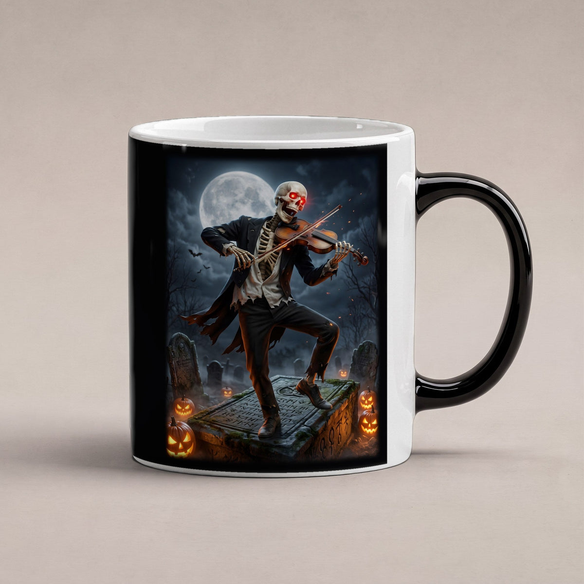 Der Geiger vom Friedhof – Black Edition Zaubertasse mit Motiv (heiß), freigestellt