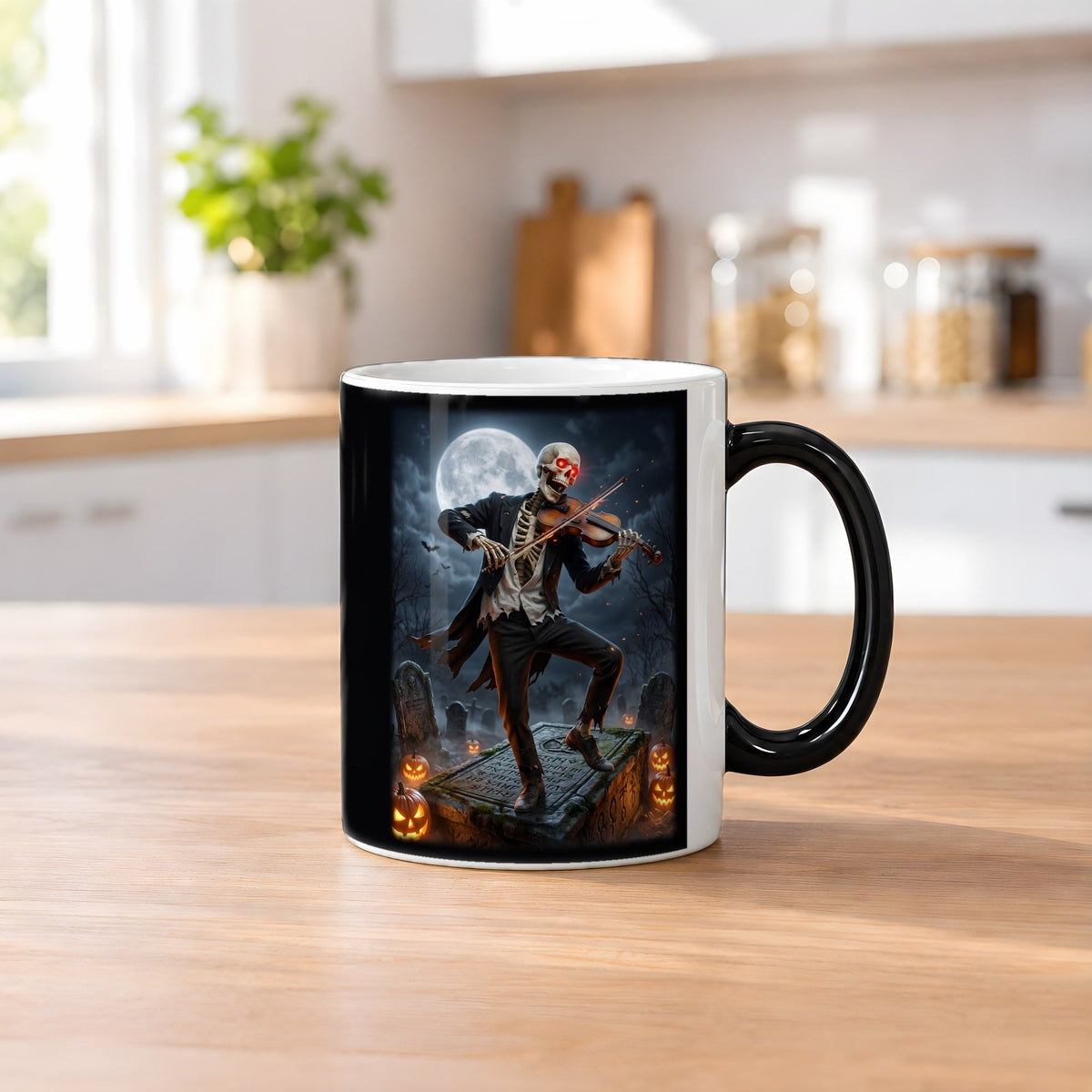 Der Geiger vom Friedhof – Black Edition Zaubertasse mit Motiv (heiß), auf dem Küchentresen