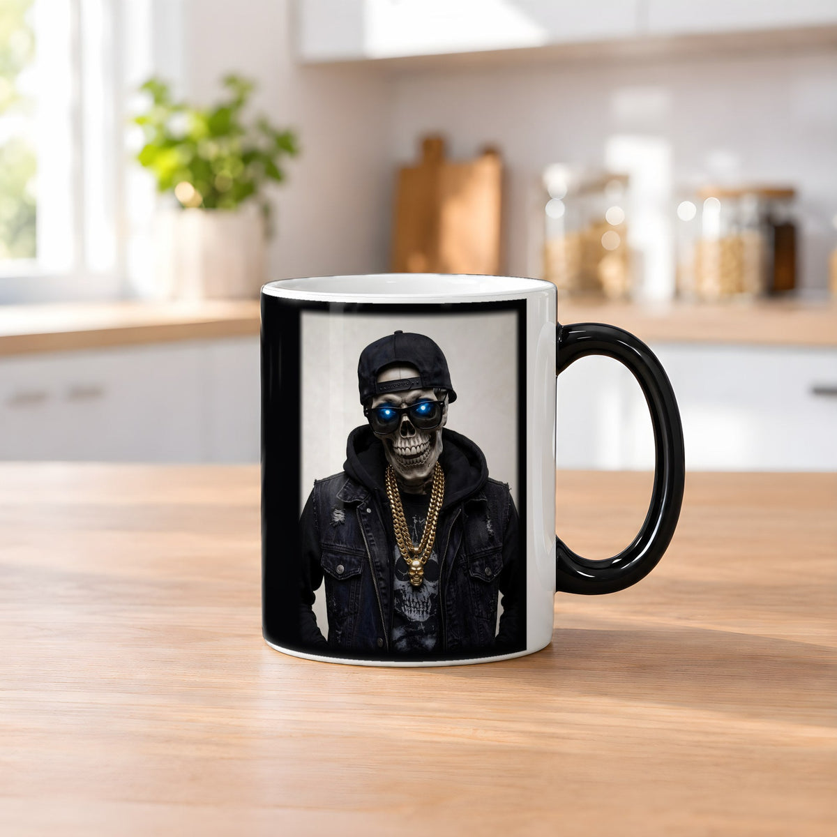 Das Gold-Skelett – Black Edition Zaubertasse mit Motiv (heiß), auf dem Küchentresen