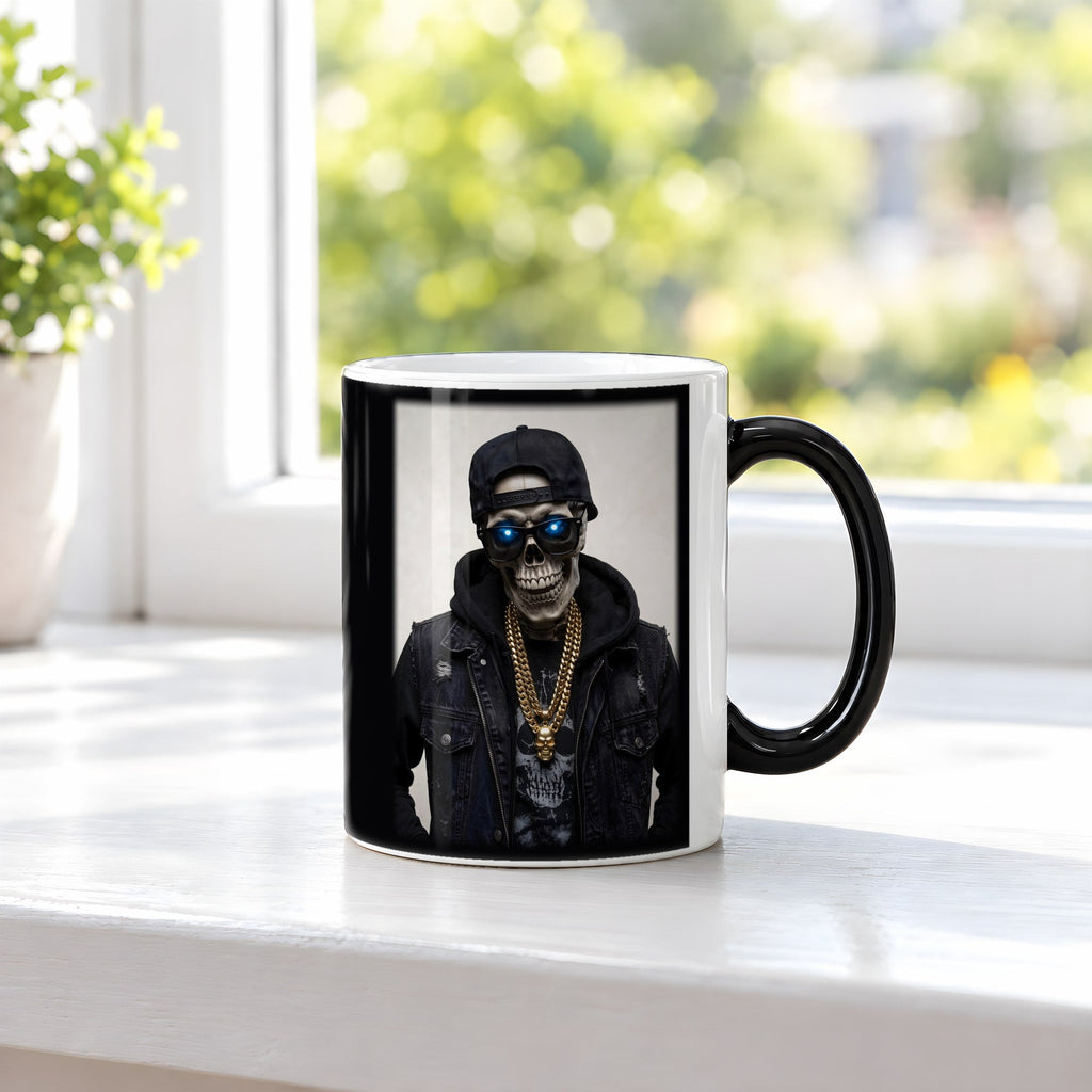 Das Gold-Skelett – Black Edition Zaubertasse mit Motiv (heiß), auf der Fensterbank