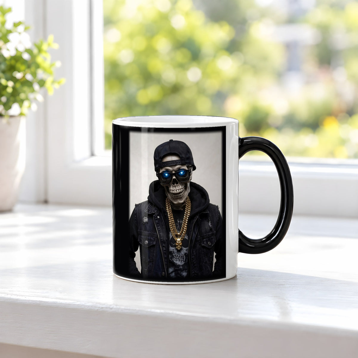 Das Gold-Skelett – Black Edition Zaubertasse mit Motiv (heiß), auf der Fensterbank