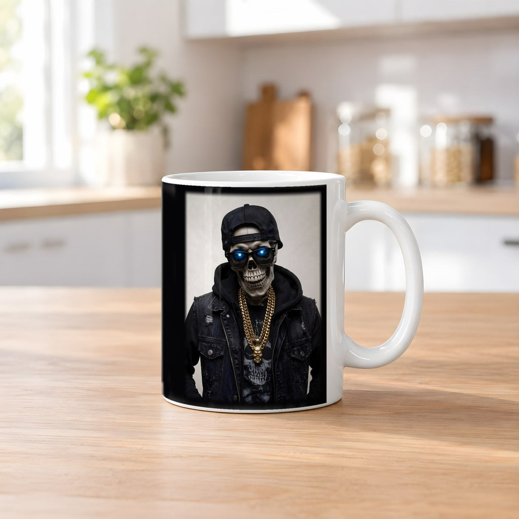 Das Gold-Skelett – weiße Tasse, auf dem Küchentresen