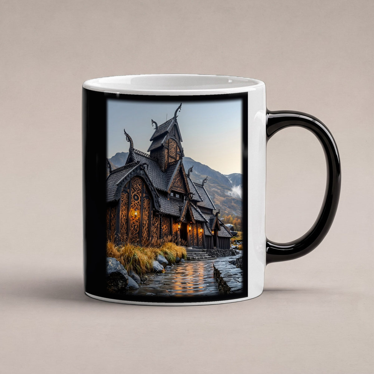 Stabkirche im Herbst – Black Edition Zaubertasse mit Motiv (heiß), freigestellt