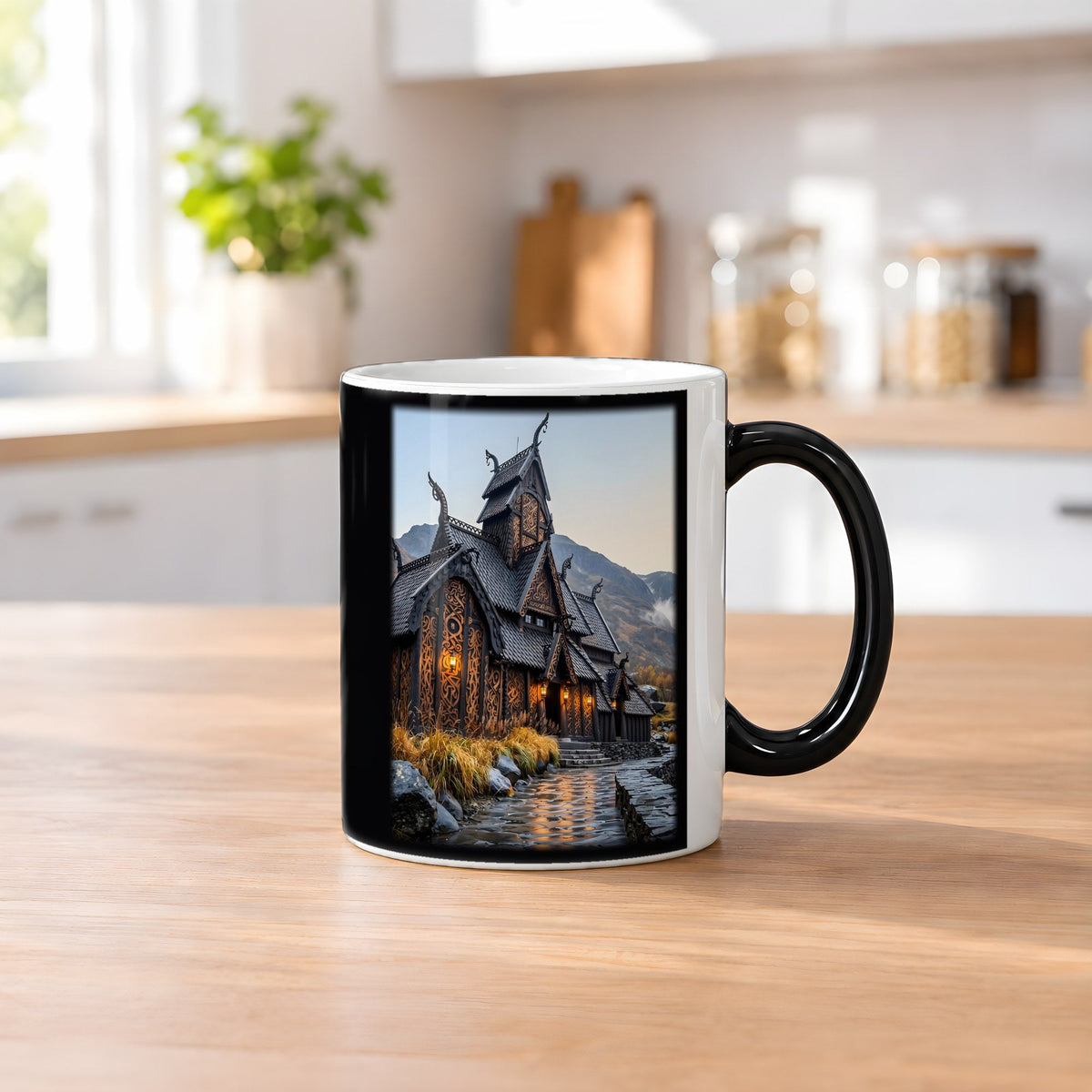 Stabkirche im Herbst – Black Edition Zaubertasse mit Motiv (heiß), auf dem Küchentresen