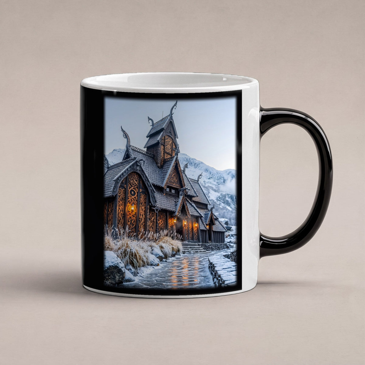 Stabkirche im Schnee – Black Edition Zaubertasse mit Motiv (heiß), freigestellt