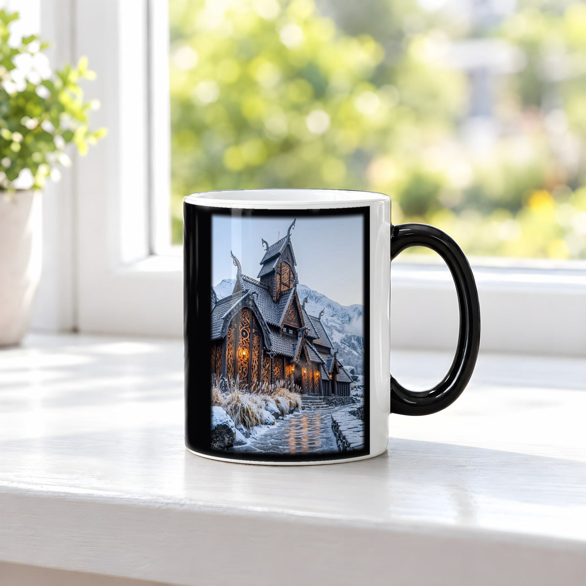 Stabkirche im Schnee – Black Edition Zaubertasse mit Motiv (heiß), auf der Fensterbank