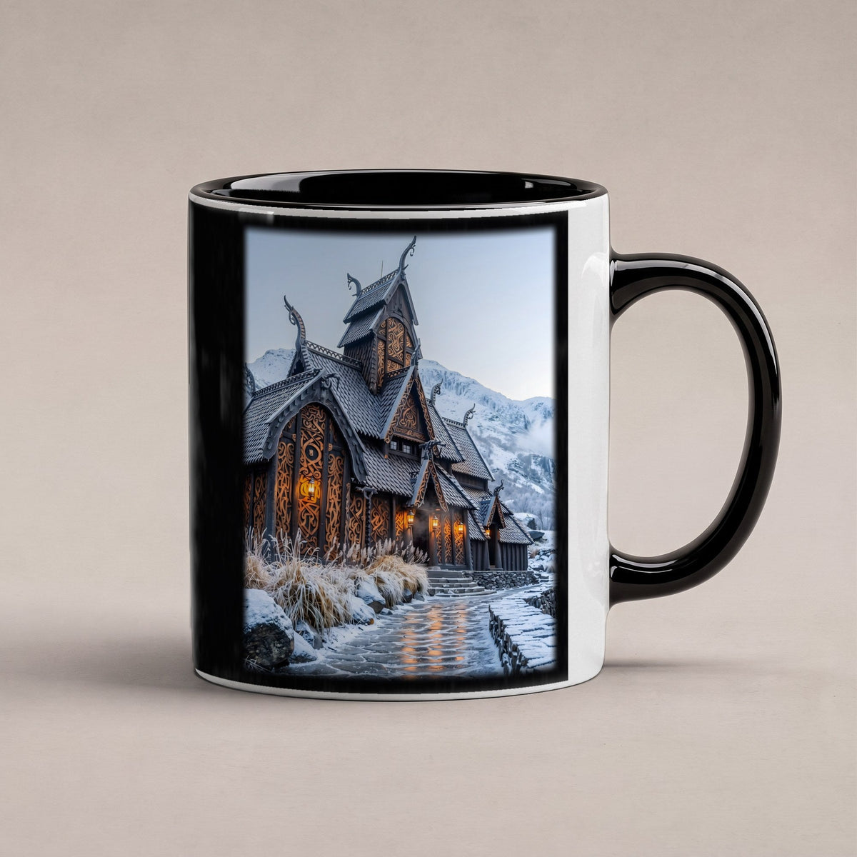 Stabkirche im Schnee – Tasse innen schwarz, freigestellt