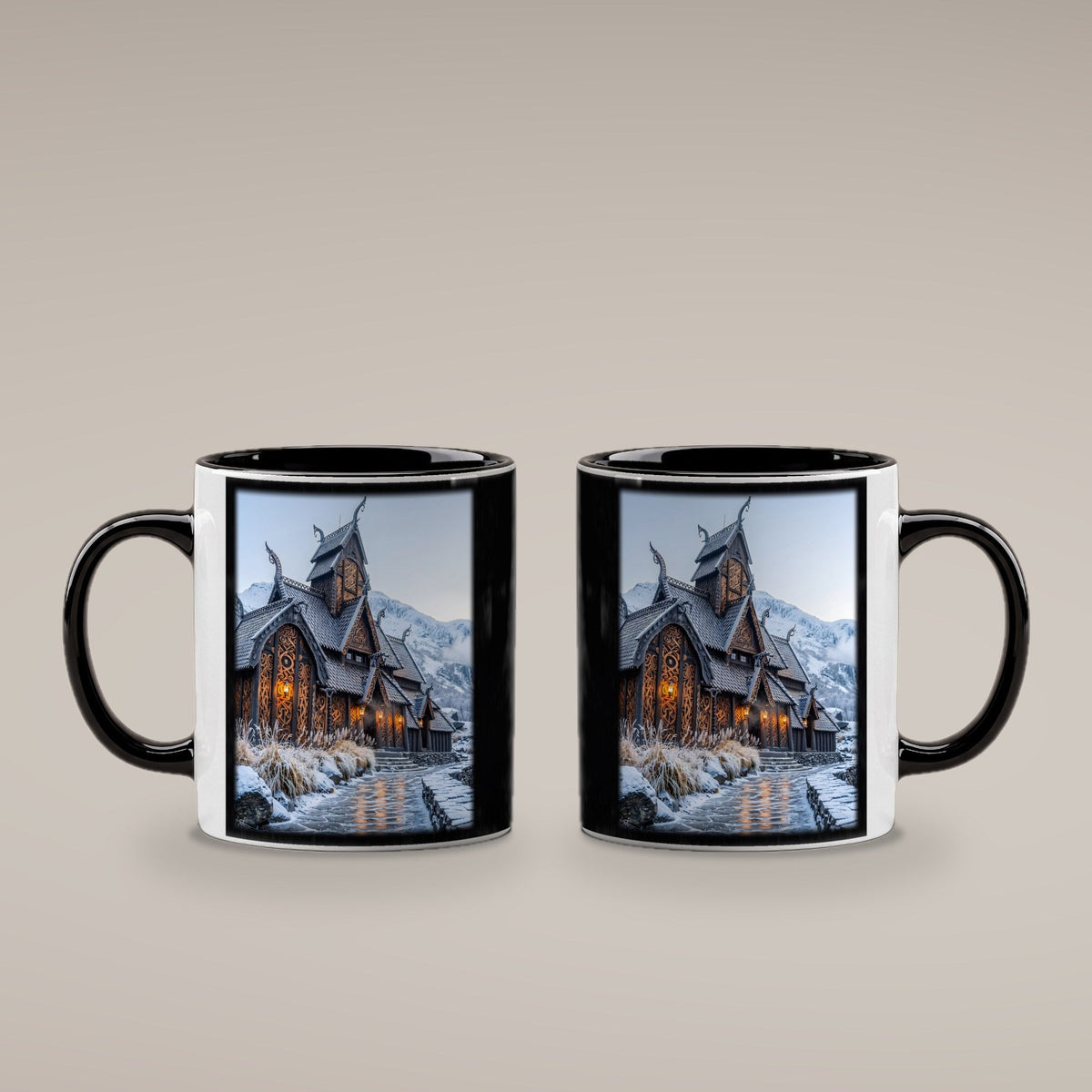 Stabkirche im Schnee – Tasse innen schwarz, beide Seiten bedruckt